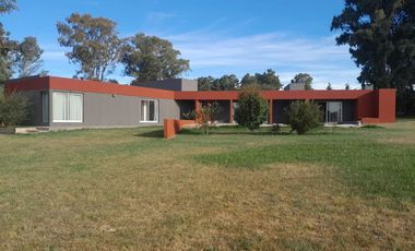 CASA QUINTA CON PILETA Y AMPLIO PARQUE, LA BRAVA