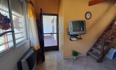 VENTA CASA 4 AMBIENTES CON GRAN PARQUE