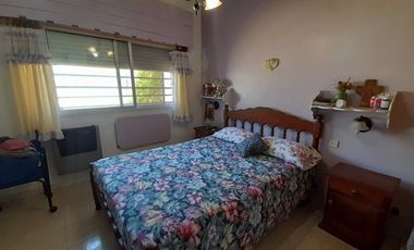 VENTA CASA 4 AMBIENTES CON GRAN PARQUE