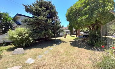 VENTA CASA 4 AMBIENTES CON GRAN PARQUE