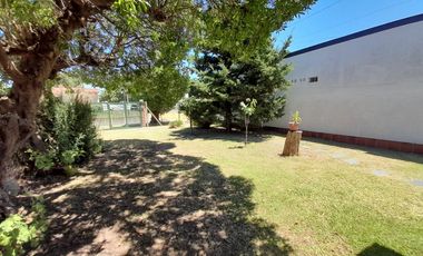 VENTA CASA 4 AMBIENTES CON GRAN PARQUE