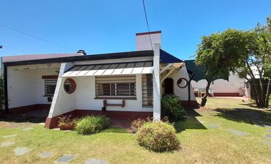 VENTA CASA 4 AMBIENTES CON GRAN PARQUE