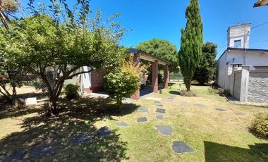 VENTA CASA 4 AMBIENTES CON GRAN PARQUE