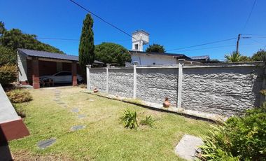 VENTA CASA 4 AMBIENTES CON GRAN PARQUE
