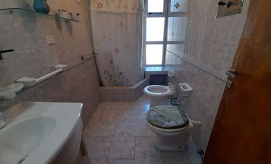 VENTA CASA 4 AMBIENTES CON GRAN PARQUE