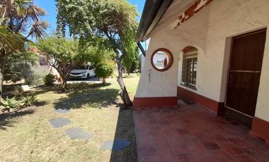 VENTA CASA 4 AMBIENTES CON GRAN PARQUE