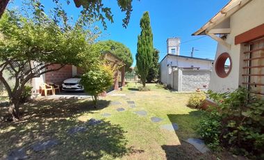 VENTA CASA 4 AMBIENTES CON GRAN PARQUE