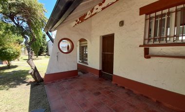 VENTA CASA 4 AMBIENTES CON GRAN PARQUE