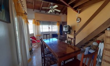 VENTA CASA 4 AMBIENTES CON GRAN PARQUE