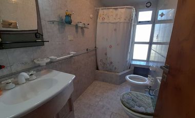 VENTA CASA 4 AMBIENTES CON GRAN PARQUE