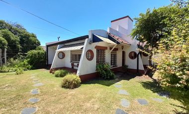 VENTA CASA 4 AMBIENTES CON GRAN PARQUE