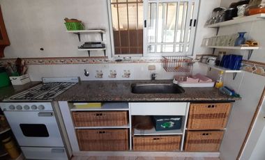 VENTA CASA 4 AMBIENTES CON GRAN PARQUE