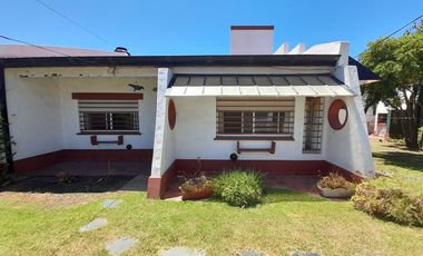 VENTA CASA 4 AMBIENTES CON GRAN PARQUE
