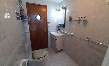 VENTA CASA 4 AMBIENTES CON GRAN PARQUE