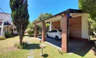 VENTA CASA 4 AMBIENTES CON GRAN PARQUE