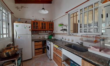 VENTA CASA 4 AMBIENTES CON GRAN PARQUE