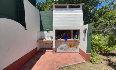 VENTA CASA 4 AMBIENTES CON GRAN PARQUE