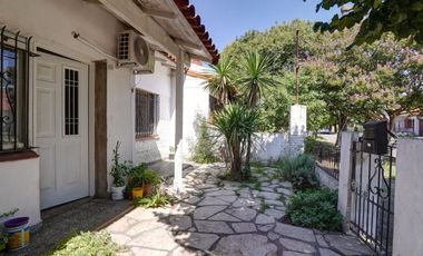 Casa 4 ambientes en Venta Banfield con jardín