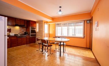 Amplio departamento 2 dormitorios con cochera