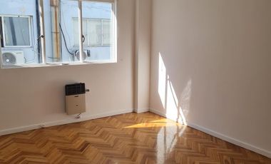 Alquiler excelente 2 ambientes apto profesional próximo a Plaza San Martín y Retiro.