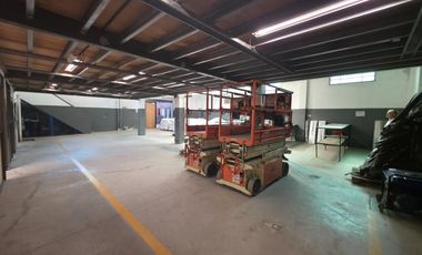 Venta Galpón en  Adrogue en Zona Comercial