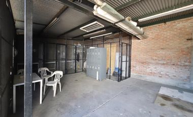 Venta Galpón en  Adrogue en Zona Comercial