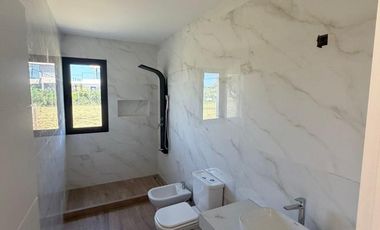 Casa en venta con 3 dormitorios y 3 baños | Área 1 | Barrio San Sebastián | Edificada en una Planta