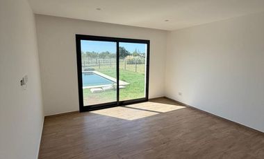 Casa en venta con 3 dormitorios y 3 baños | Área 1 | Barrio San Sebastián | Edificada en una Planta