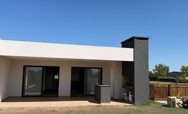 Casa en venta con 3 dormitorios y 3 baños | Área 1 | Barrio San Sebastián | Edificada en una Planta