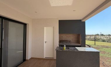 Casa en venta con 3 dormitorios y 3 baños | Área 1 | Barrio San Sebastián | Edificada en una Planta