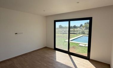 Casa en venta con 3 dormitorios y 3 baños | Área 1 | Barrio San Sebastián | Edificada en una Planta