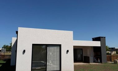 Casa en venta con 3 dormitorios y 3 baños | Área 1 | Barrio San Sebastián | Edificada en una Planta