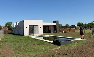 Casa en venta con 3 dormitorios y 3 baños | Área 1 | Barrio San Sebastián | Edificada en una Planta