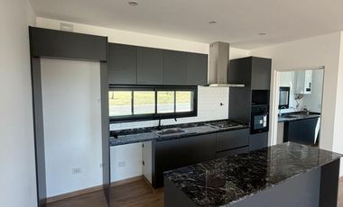 Casa en venta con 3 dormitorios y 3 baños | Área 1 | Barrio San Sebastián | Edificada en una Planta