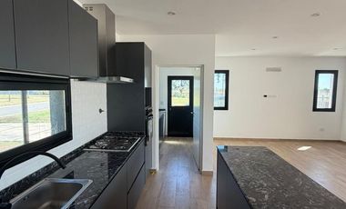 Casa en venta con 3 dormitorios y 3 baños | Área 1 | Barrio San Sebastián | Edificada en una Planta