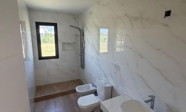 Casa en venta con 3 dormitorios y 3 baños | Área 1 | Barrio San Sebastián | Edificada en una Planta