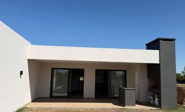 Casa en venta con 3 dormitorios y 3 baños | Área 1 | Barrio San Sebastián | Edificada en una Planta