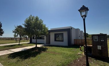 Casa en venta con 3 dormitorios y 3 baños | Área 1 | Barrio San Sebastián | Edificada en una Planta
