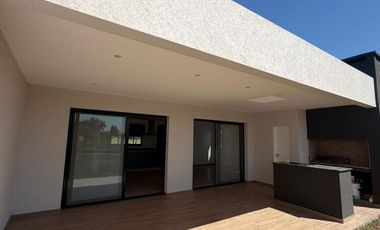 Casa en venta con 3 dormitorios y 3 baños | Área 1 | Barrio San Sebastián | Edificada en una Planta