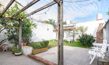 CASA -  VENTA - 5 AMB - COCHERA - JARDÍN - COGHLAN
