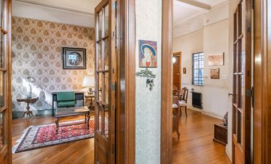 CASA -  VENTA - 5 AMB - COCHERA - JARDÍN - COGHLAN