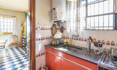 CASA -  VENTA - 5 AMB - COCHERA - JARDÍN - COGHLAN