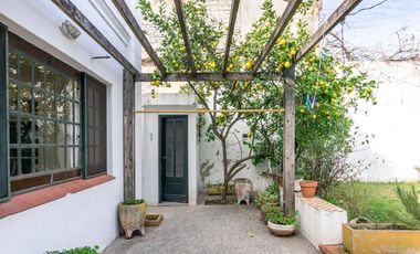CASA -  VENTA - 5 AMB - COCHERA - JARDÍN - COGHLAN
