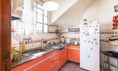 CASA -  VENTA - 5 AMB - COCHERA - JARDÍN - COGHLAN