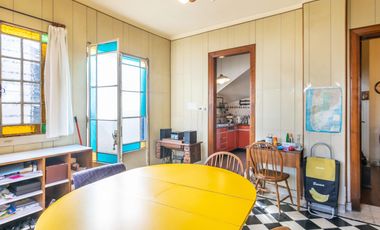 CASA -  VENTA - 5 AMB - COCHERA - JARDÍN - COGHLAN