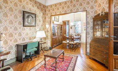 CASA -  VENTA - 5 AMB - COCHERA - JARDÍN - COGHLAN