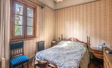 CASA -  VENTA - 5 AMB - COCHERA - JARDÍN - COGHLAN