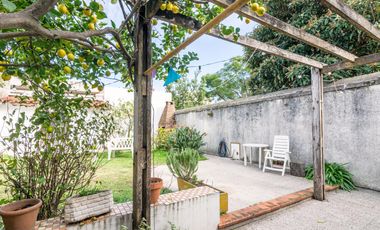 CASA -  VENTA - 5 AMB - COCHERA - JARDÍN - COGHLAN