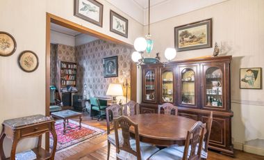 CASA -  VENTA - 5 AMB - COCHERA - JARDÍN - COGHLAN