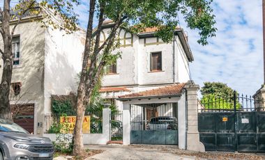 CASA -  VENTA - 5 AMB - COCHERA - JARDÍN - COGHLAN